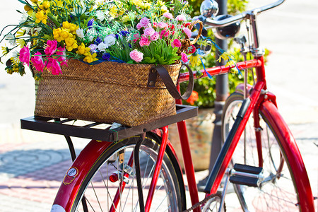 篮子里鲜花旧自行车和鲜花公园花店篮子花瓶花园场景旅行装饰风格花束背景