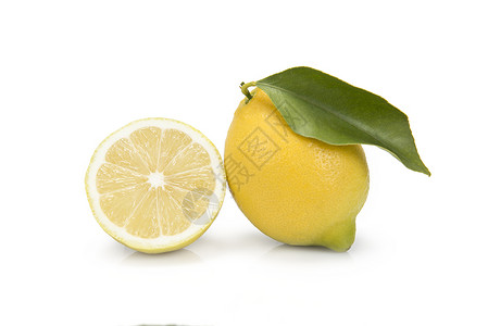 切一个柠檬半静物蔬菜饮食白色水果果汁营养绿色黄色树叶背景