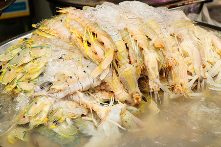 泰国新鲜市场新市场中的冰和虾甲壳动物高清图片素材