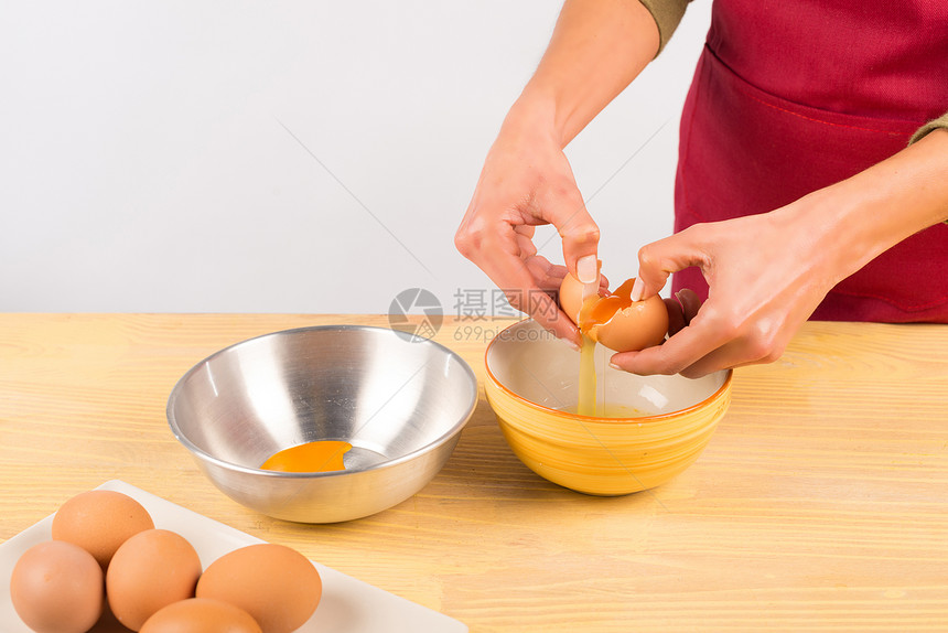 切鸡蛋休息蛋黄蛋白食物白色裂缝水平烘烤女性蛋壳图片