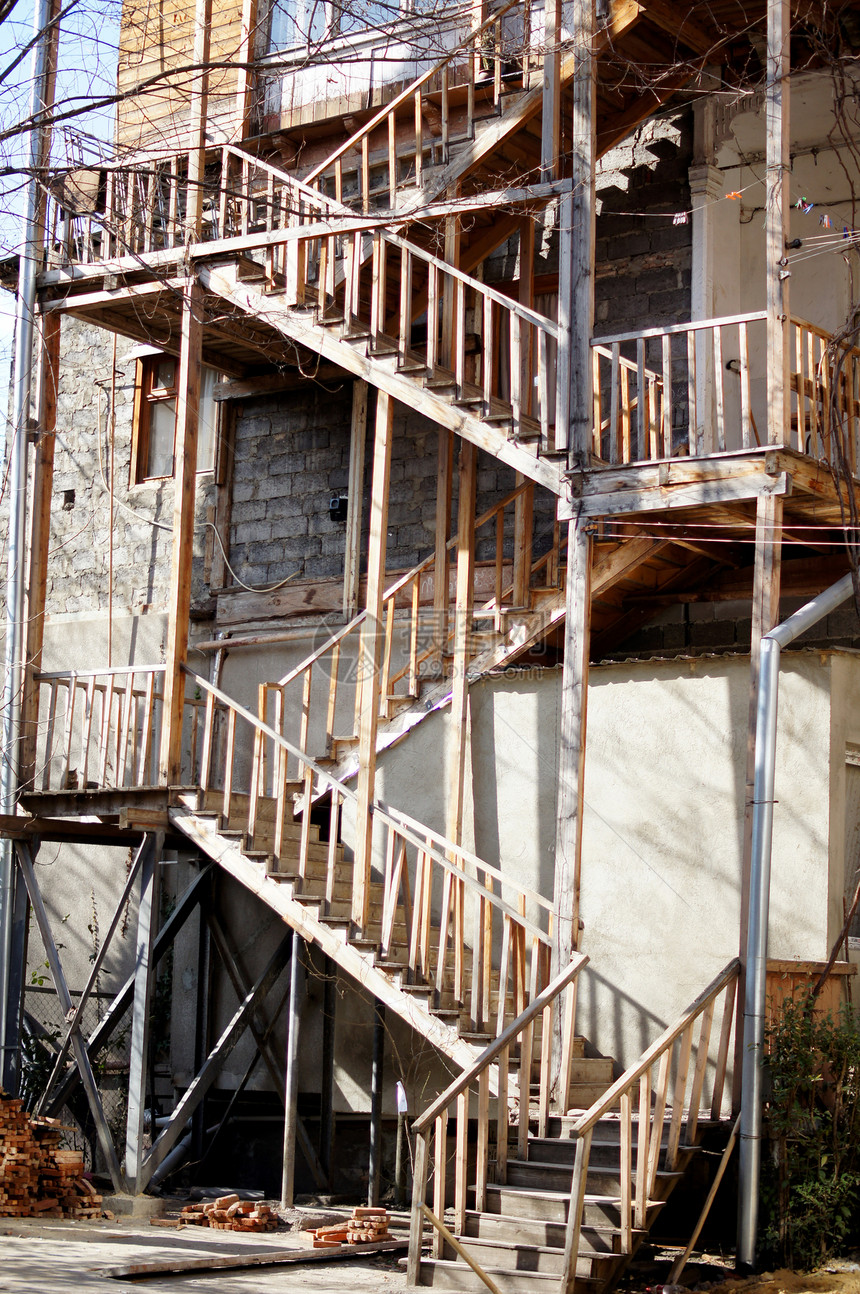 格鲁吉亚老第比利斯旧木制室外螺旋式楼梯图片