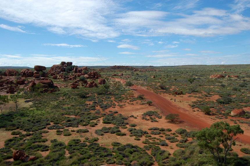 澳大利亚外背树丛红岩石图片