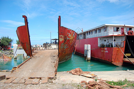 港口废弃船舶驳船工业码头汤加高清图片素材