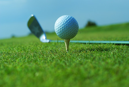 绿色草地上的高尔夫球闲暇杯子竞赛娱乐游戏球道奢华运动天赋球具背景图片
