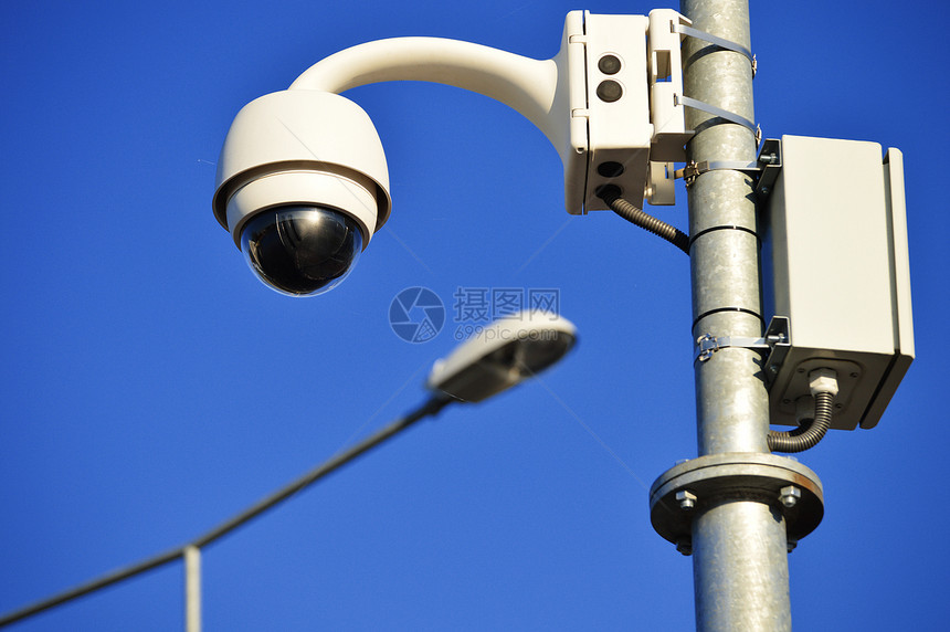 蓝天高科技圆顶型照相机高架电子城市监控检测天空间谍蓝色警察电视图片