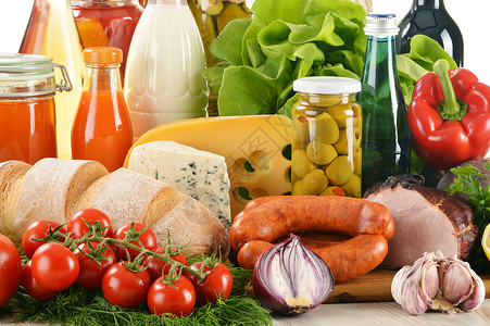 杂货产品种类繁多的成分水果火腿牛奶柳条篮子饮料养分胡椒饮食健康背景