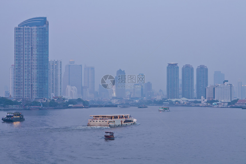 河流和城市困惑蓝色客船灯光交通城市生活建筑风光天空运动图片