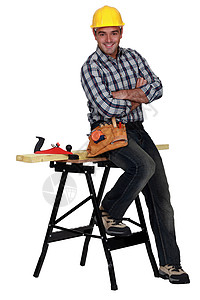 工作台旁边的放松的木匠衬衫高清图片素材