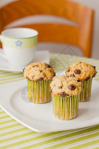 白盘上巧克力薯片松饼和绿条纹面板咖啡美食蛋糕营养糕点面包食物馅饼糖果芯片背景图片