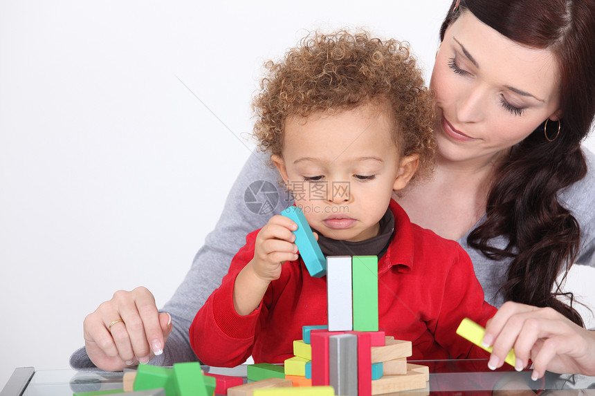 母亲和儿子玩具花絮循环黑发女性投标儿童孩子们女孩游戏图片