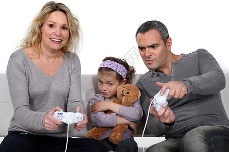 男人和女人玩电子游戏 与小女孩小屁屁高清图片