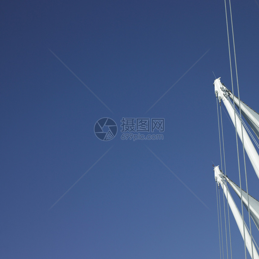 帆船和蓝天空篷布天空桅杆螺栓中心蓝色建筑天蓝色摩天大楼材料图片