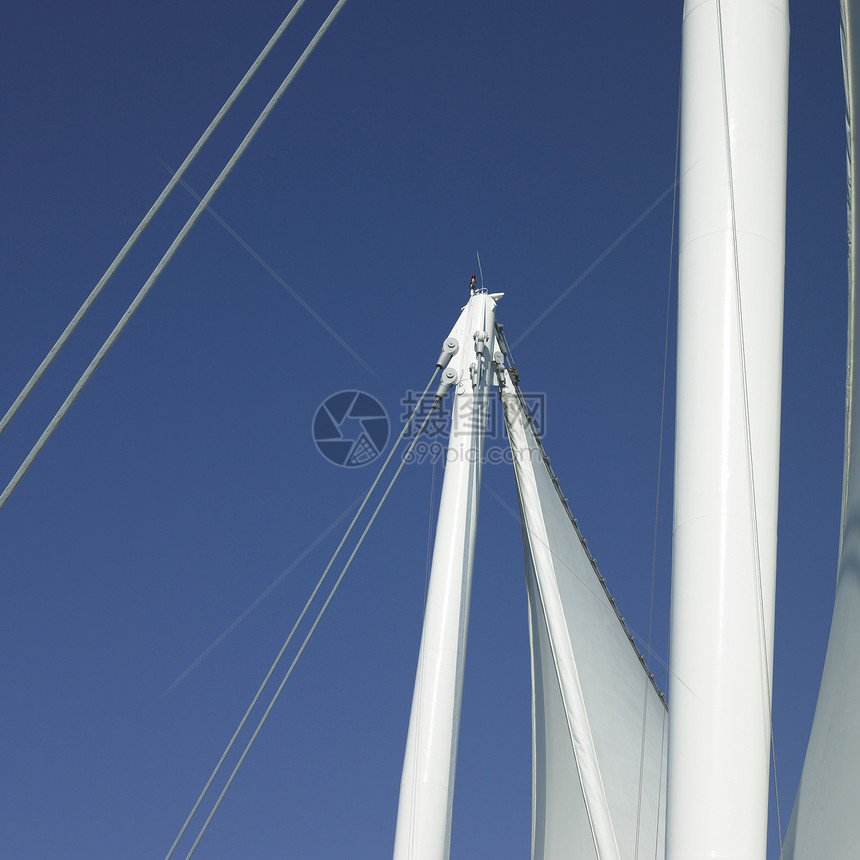 帆船和蓝天空桅杆篷布螺栓电线帐篷建造建筑天空地标摩天大楼图片