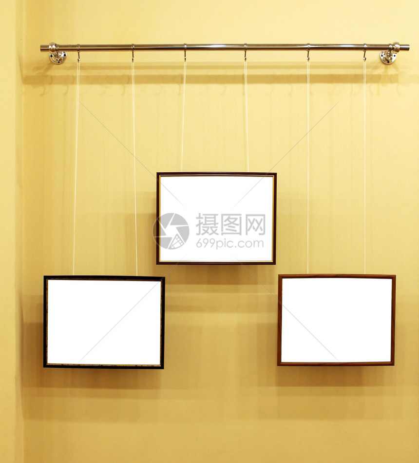 展览楼顶有三条带单独画布的架子塑料管道细绳壁架角落照片绳索帆布酒吧图片