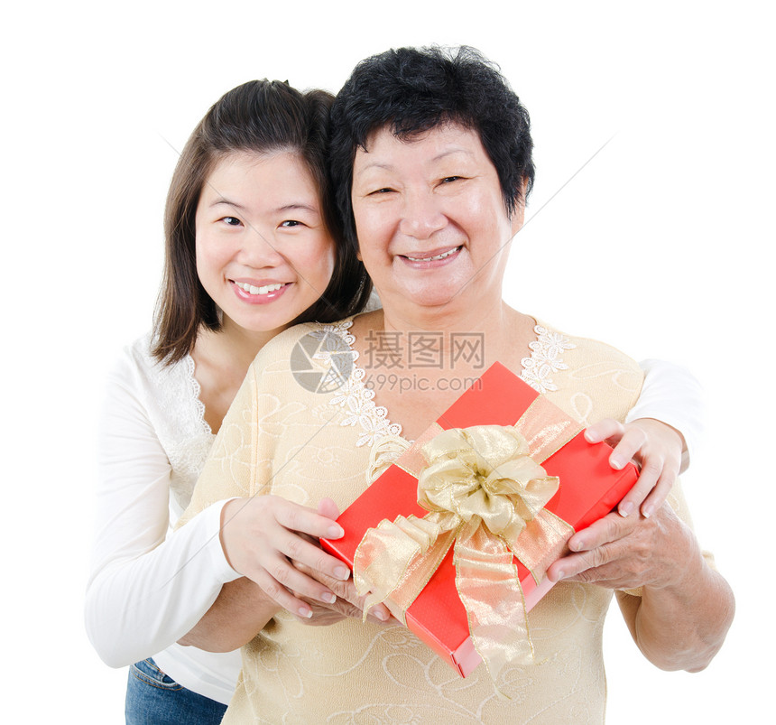 亚洲家庭与礼品盒母亲老年女性成人女儿生日后代喜悦女孩礼物图片