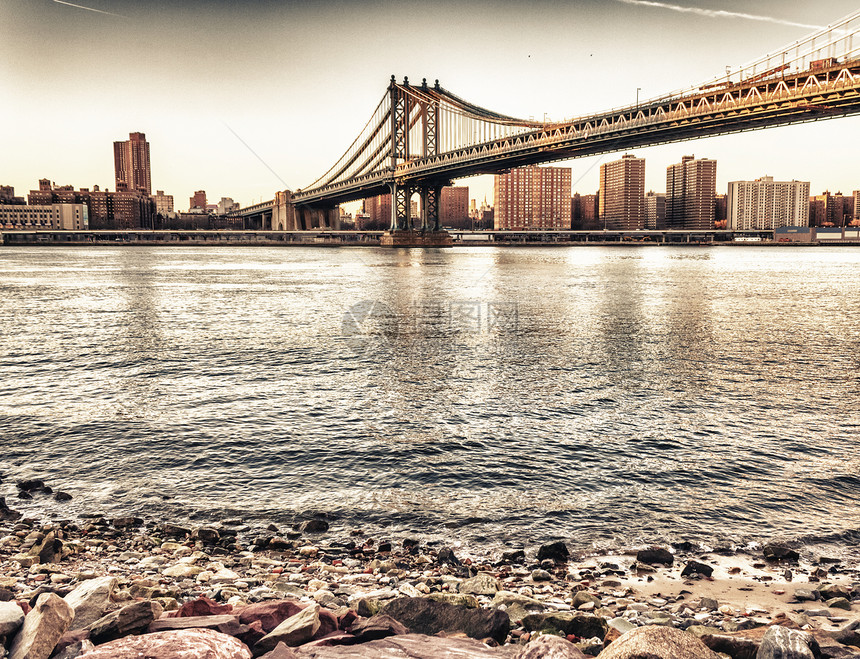 纽约市风和布鲁克林桥上惊人的日落颜色自由建筑地标公园游客摩天大楼天空旅行景观建筑学图片