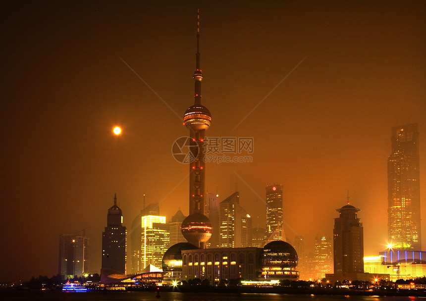 夜电视塔的上海浦东天线与月亮橙色薄雾图片