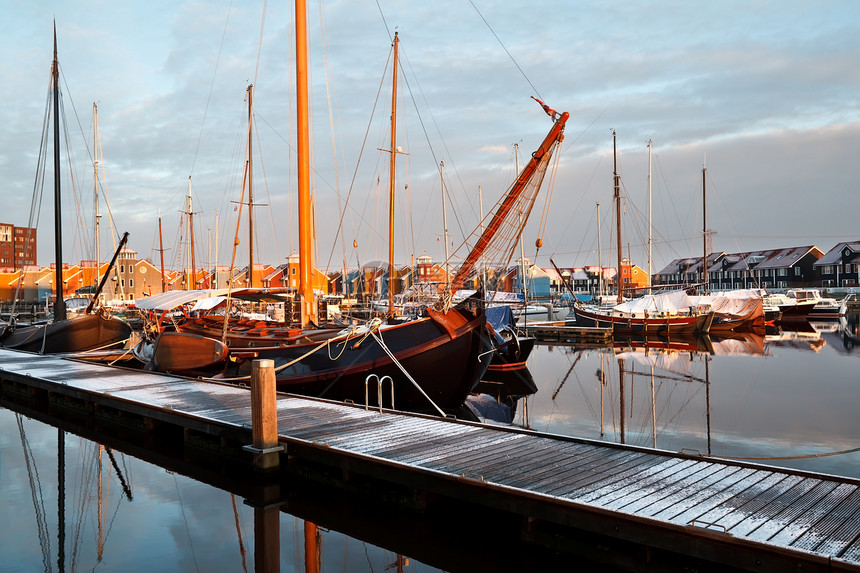 格罗宁根码头的船 游艇和自夸图片