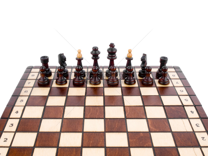 白色背景上的木白象棋图片