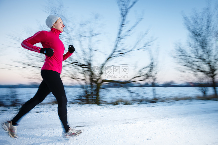 年青女子在寒冷的冬日户外活动赛跑者天气女士运动女性成人慢跑者闲暇娱乐运动装图片