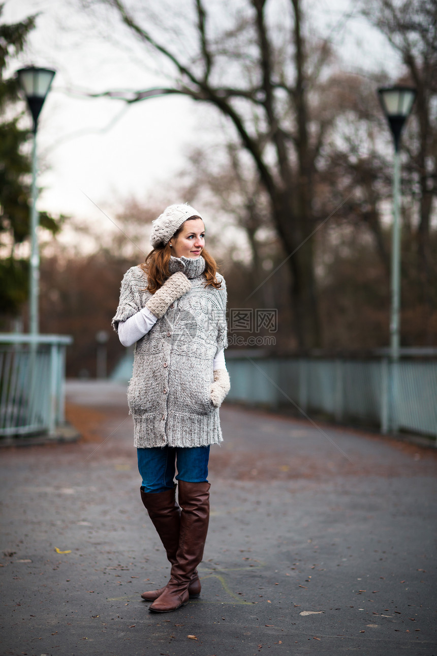 身穿温暖羊毛衣的年轻女子羊毛青年手套天气奶油成人城市帽子头发衣服图片