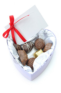 情人曲巧克力糖果盒子礼物心形展示丝带红色背景图片