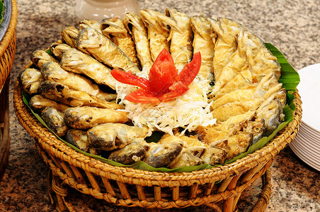 炸支竹泰国式的炸竹鱼鱼 泰国菜蔬菜海洋美食油炸食物草本植物烹饪盘子传统鳟鱼背景