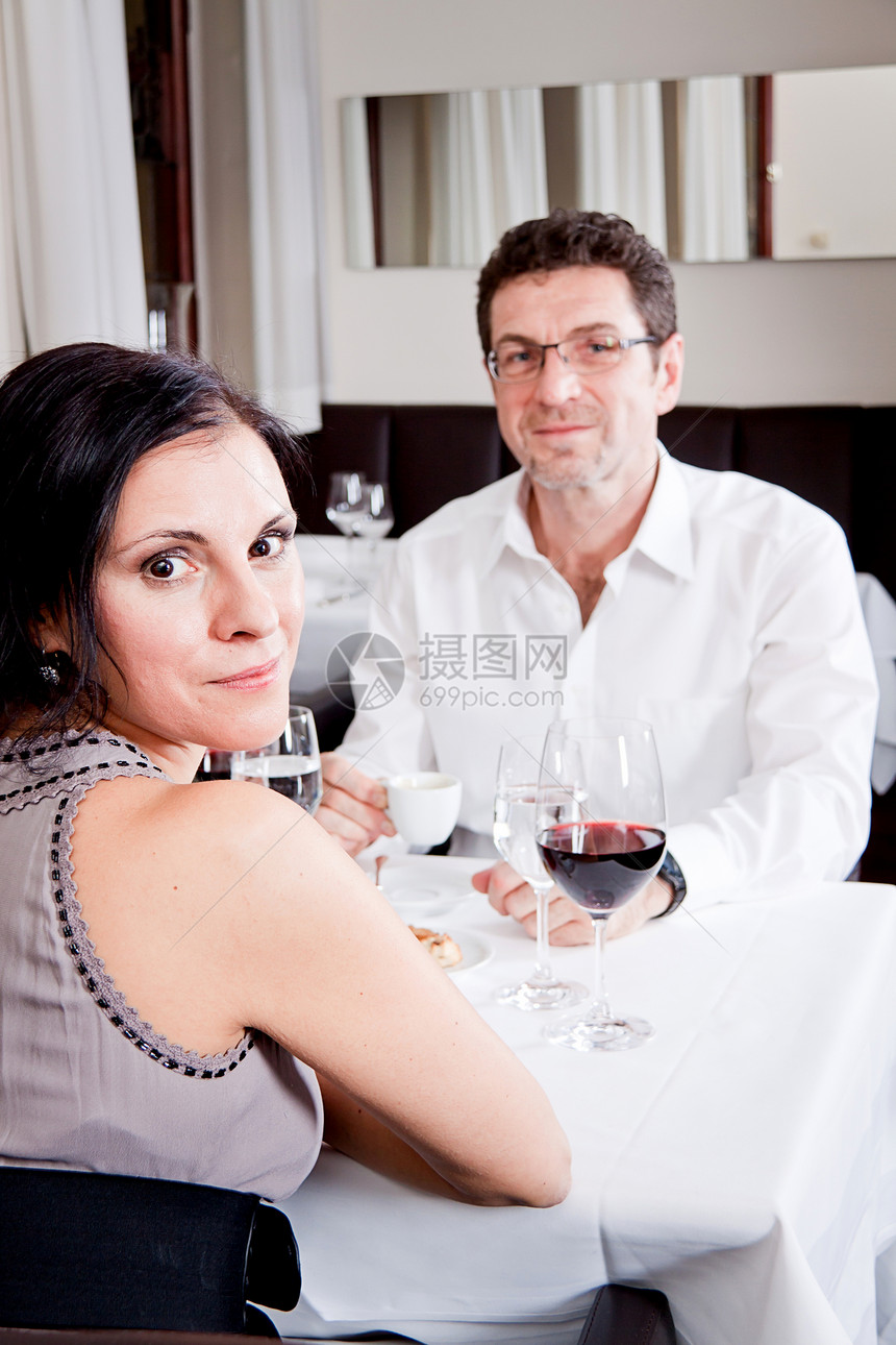 快乐的一对在餐厅笑着微笑的情侣庆典周年恋人生日幸福酒精女性纪念日玻璃眼镜图片
