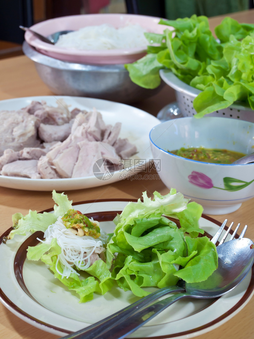 泰式沙拉沙拉食物餐厅绿色午餐面条饮食沸腾辣椒盘子图片