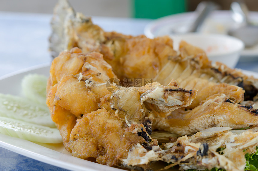 海产海鲜菜棕色海鲜营养养分水平白色蔬菜鱼片油炸食物图片