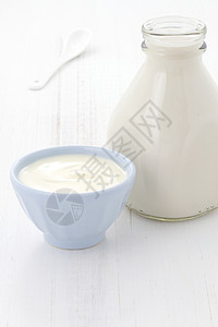 牛奶瓶和普通酸奶水果原味饮料香草豆浆冰淇淋勺子早餐食物奶制品背景图片