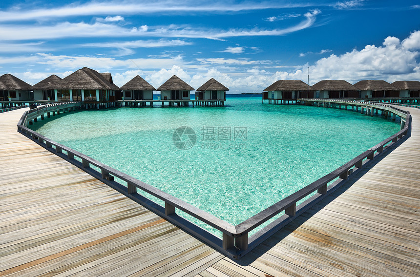 美丽的海滩 有水边的平房海洋天空旅行热带酒店风景奢华情调别墅房子图片