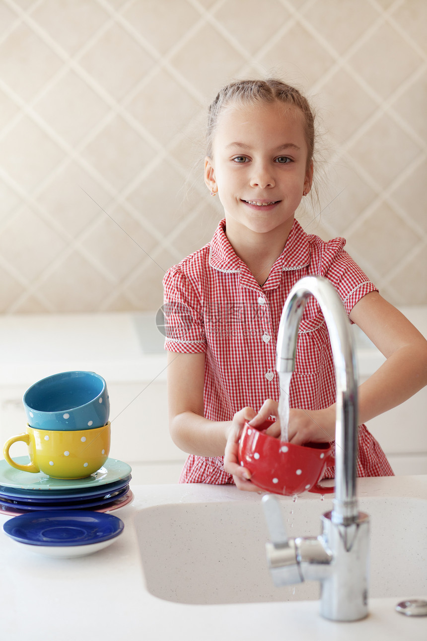 女孩洗盘子的小女孩厨房龙头帮助孩子琐事家务卫生房子洗碗家庭图片