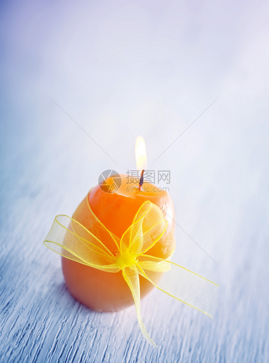 桌上的橙色蜡烛 烧着蜡烛图片