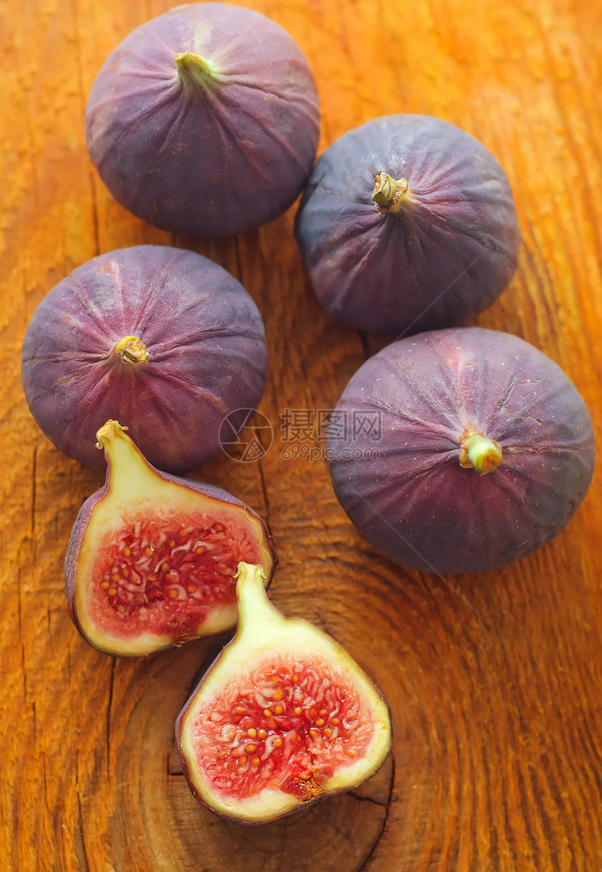 木板上的新鲜奶酪桌子乡村情调食物宏观制品紫色营养水果静物图片