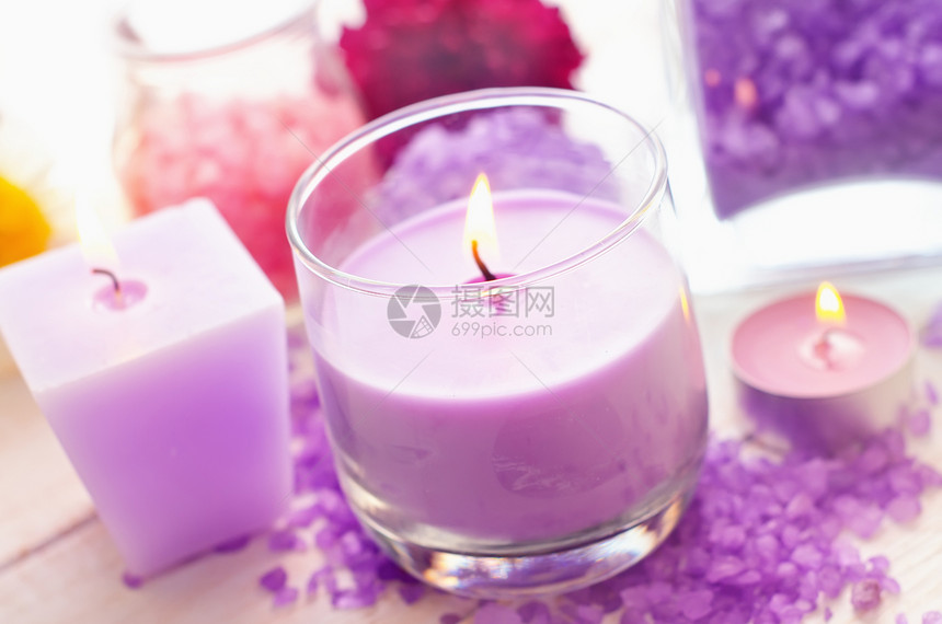 海盐和蜡烛 色盐石头紫丁香奢华紫色擦洗卫生桑拿薰衣草疗法芳香图片