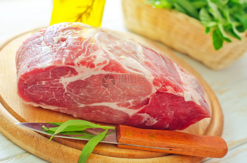 木板上的生肉和刀质量动物胡椒粒猪肉餐厅食物叶子腰部胡椒牛扒图片