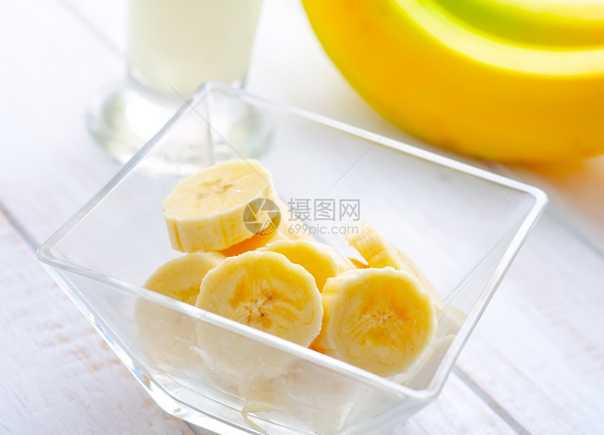 玻璃碗 香蕉和牛奶中的新鲜香蕉营养香草酸奶餐厅水果饮食奶油活力甜点奶制品图片