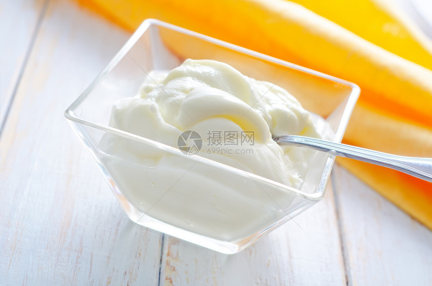 玻璃碗中酸酸奶油生物奶制品盘子味道厨房美食营养烹饪甜点牛奶图片
