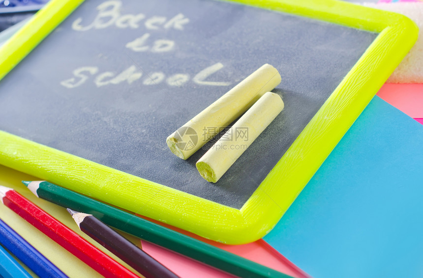 学校用品白色框架铅笔空白木头木板黑板粮食粉笔水平图片