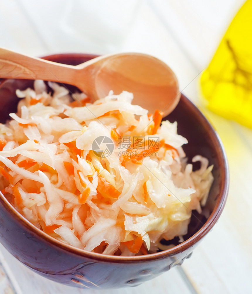 沙拉加卷心菜和胡萝卜用具沙拉小吃服务香菜营养蔬菜白色盘子食物图片