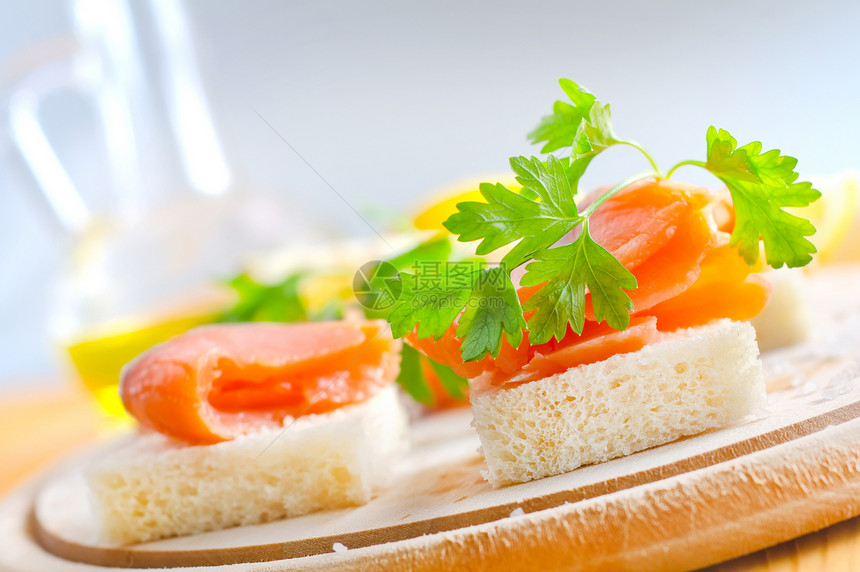 有鲑鱼的面包宏观熏制文化美食小吃餐厅草本植物橙子乡村跳跃图片