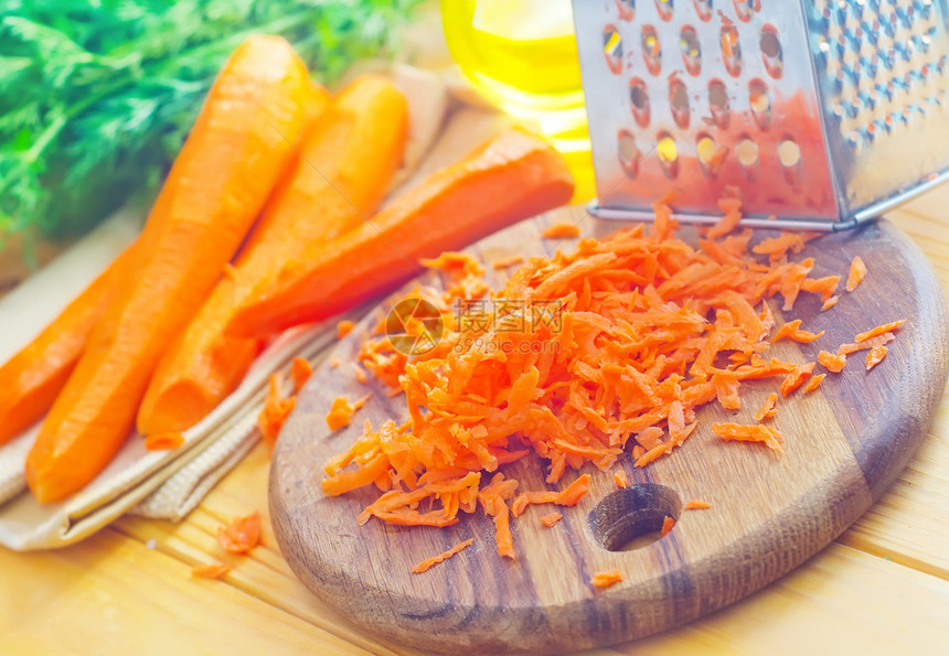 木板上的生胡萝卜和刀漂洗农业尾巴小吃市场食物木头营养饮食纤维图片