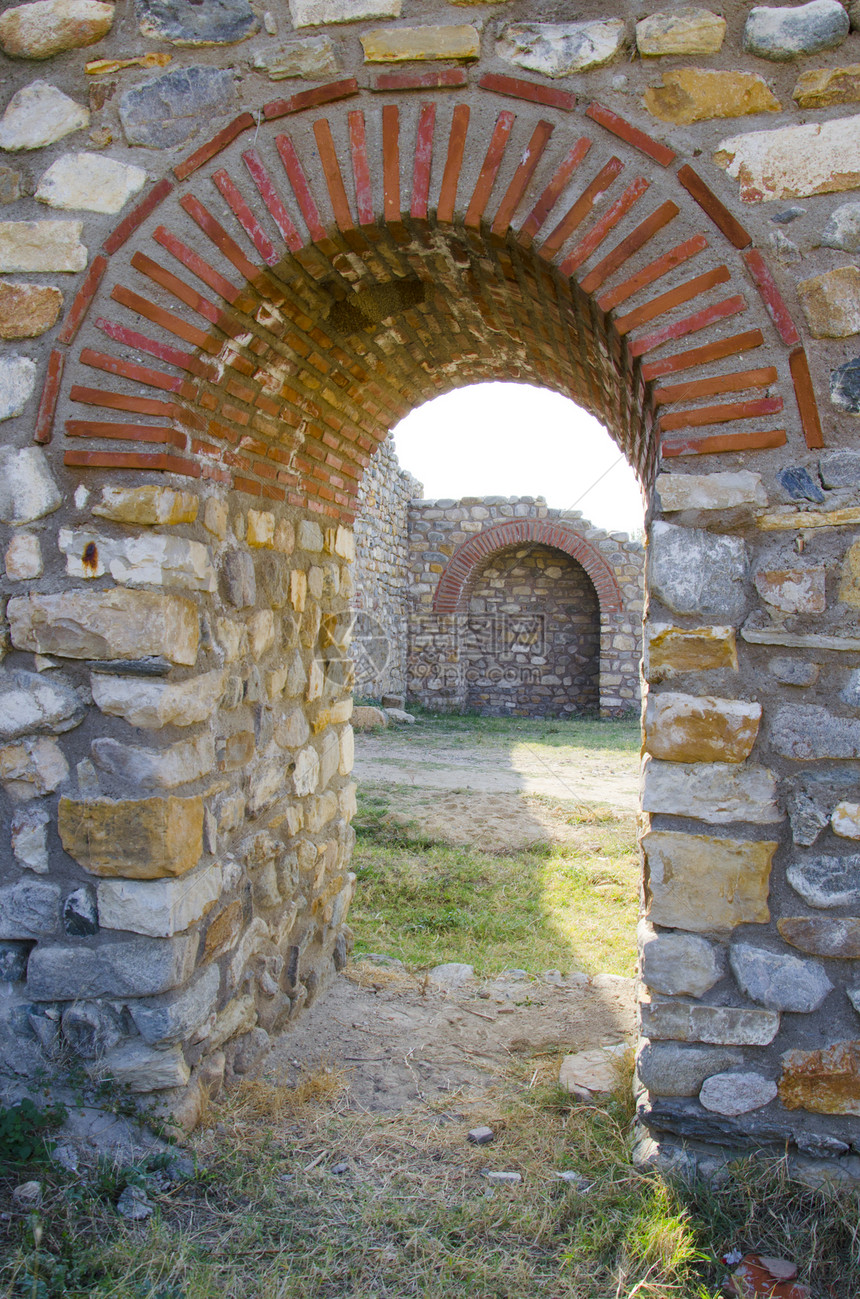 古城城堡废墟中的旧石块通道图片
