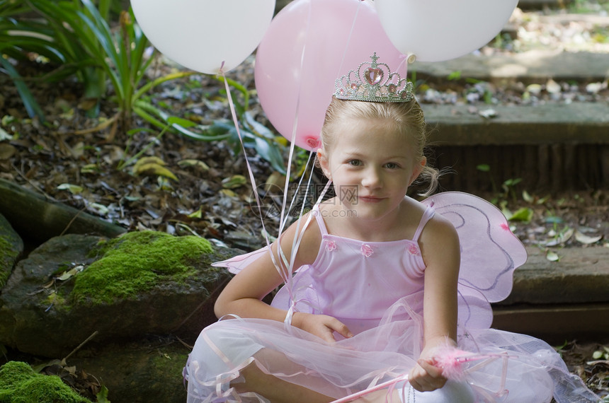 小女孩打扮成童话般的芭蕾舞公主 在她生日那天在森林花园里翅膀白色金发裙子粉色女性花园植物女孩森林图片