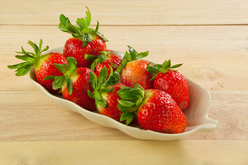 红草莓乡村红色盘子浆果甜点水果食物叶子团体宏观图片