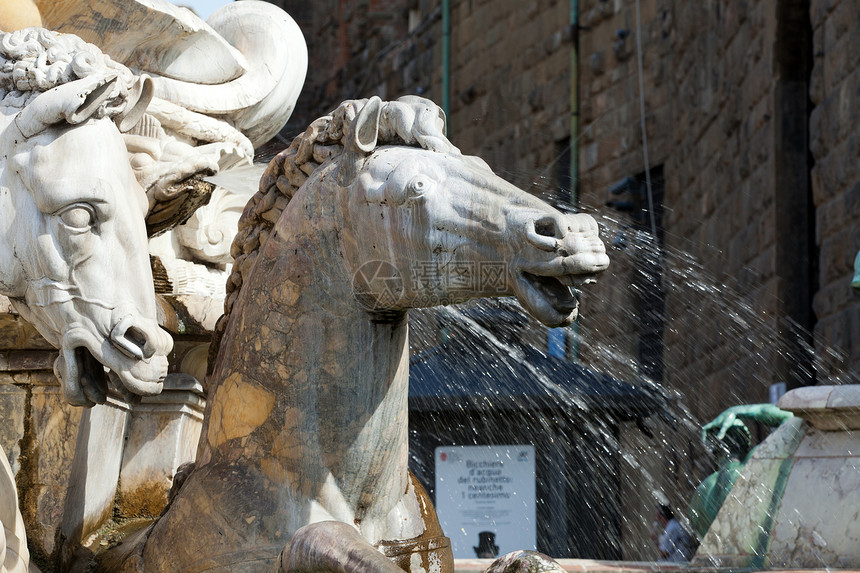 的海王星喷泉 位于意大利佛罗伦萨领主广场马匹双锥建筑学艺术雕塑雕像水螅图片