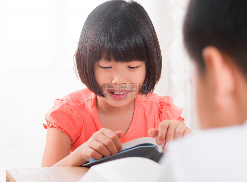 亚洲儿童在家阅读书读物女儿专注学生小学生爱好教育女学生青年女性孩子们图片