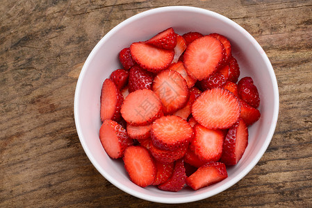 切片草莓杯水果奶油红色时令甜点背景图片