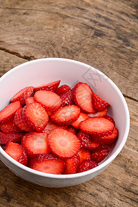 切片草莓杯甜点水果时令奶油红色背景图片